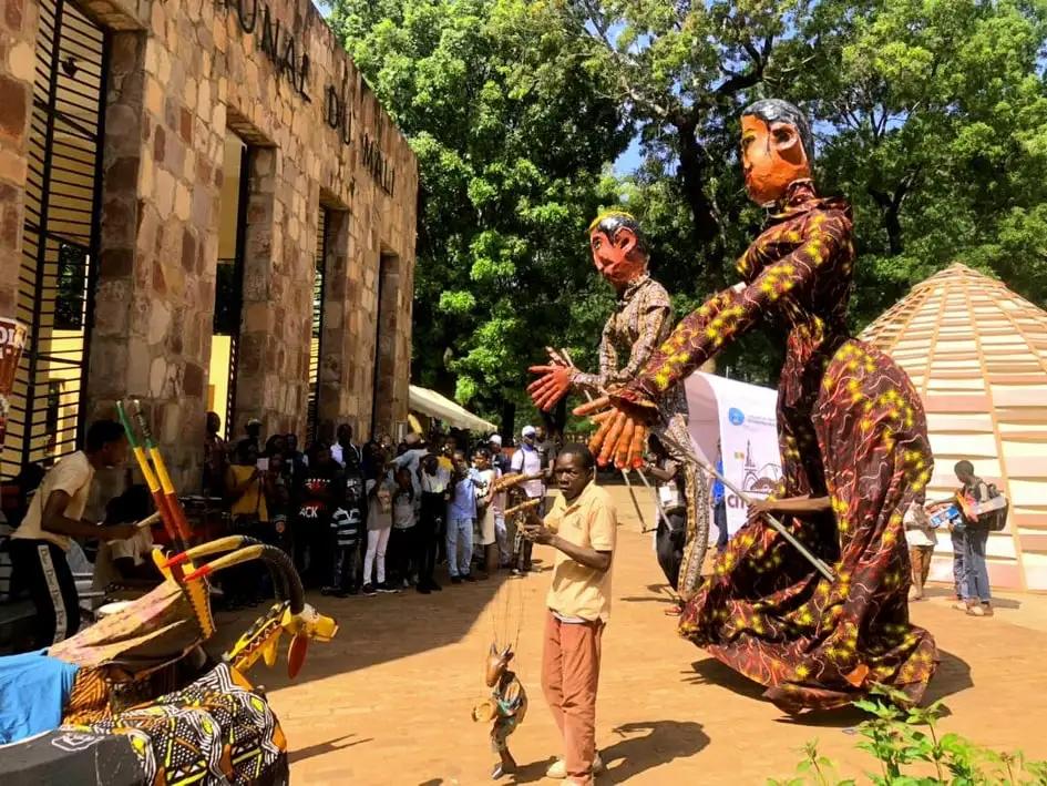 Marionnettes géantes au lancement de Bamako City Tour