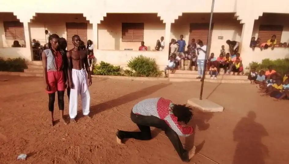 Spectacle de danse à l'orphelinat de Kati